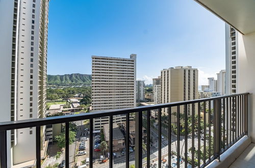 Foto 21 - Spectacular Pool View Suite at the Waikiki Banyan - Free parking! by Koko Resort Vacation Rentals