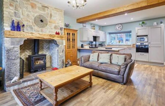 Host Stay Butterfly Cottage - Photo 1