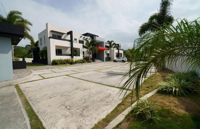 Apt - Gated Community-sleeps 4-balcony-parking - Foto 19