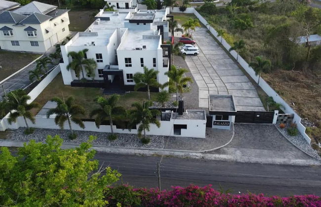 Apt - Gated Community-sleeps 4-balcony-parking - Foto 22