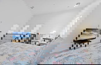 Foto 3 - Condo in 4plex 1/2 Block to Beach w/ Pool & Views!