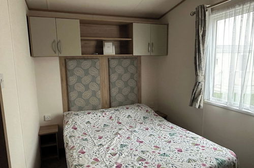 Photo 3 - Felixstowe Chimo Caravan 3BR 5mintobeach