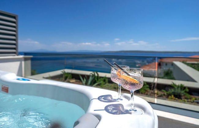 Exclusive Seafront Suites with hot tub - Photo 25