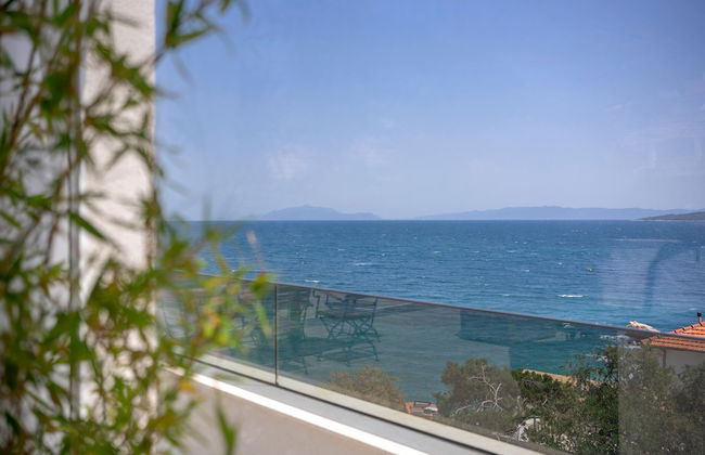 Exclusive Seafront Suites with hot tub - Photo 16