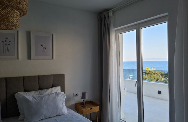 Exclusive Seafront Suites with hot tub - Photo 2