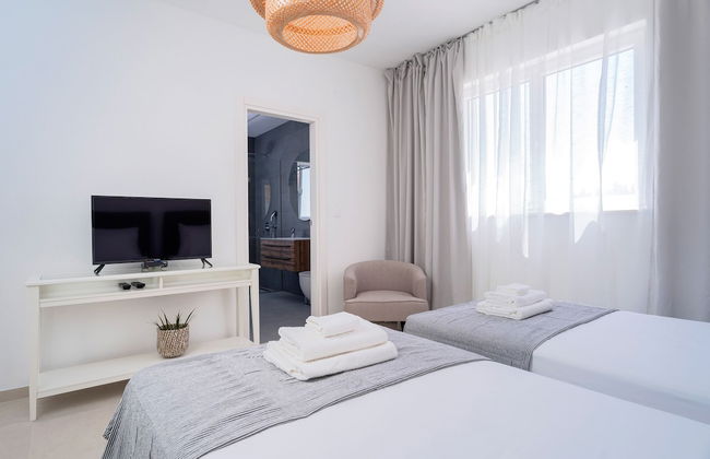 Exclusive Seafront Suites with hot tub - Photo 9