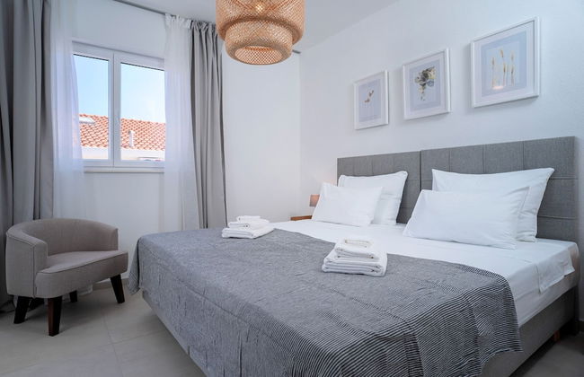 Exclusive Seafront Suites with hot tub - Photo 11
