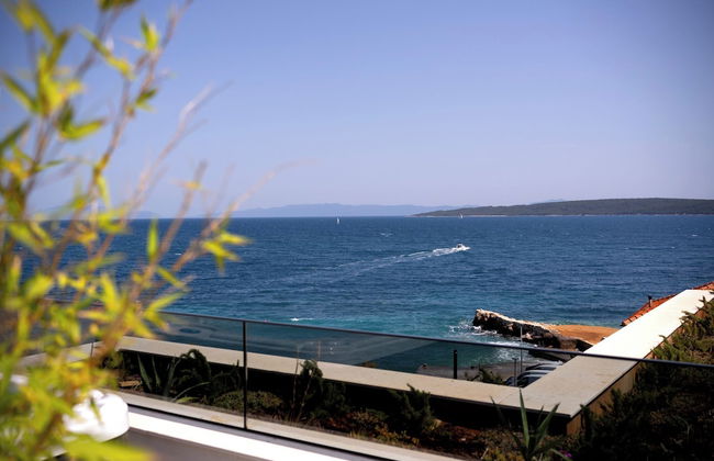 Exclusive Seafront Suites with hot tub - Photo 12
