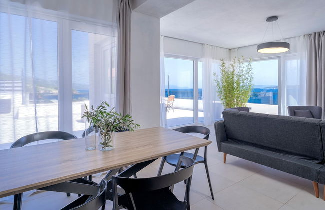 Exclusive Seafront Suites with hot tub - Photo 18