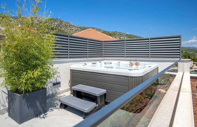 Exclusive Seafront Suites with hot tub - Photo 24