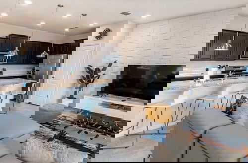 Foto 13 - Beautiful 5 Bed Home Away From Home 5 Bedroom Townhouse by RedAwning