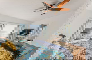 Photo 2 - Breathtaking Beach Front House 3 Bedroom Home by RedAwning