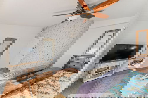 Photo 4 - Breathtaking Beach Front House 3 Bedroom Home by RedAwning