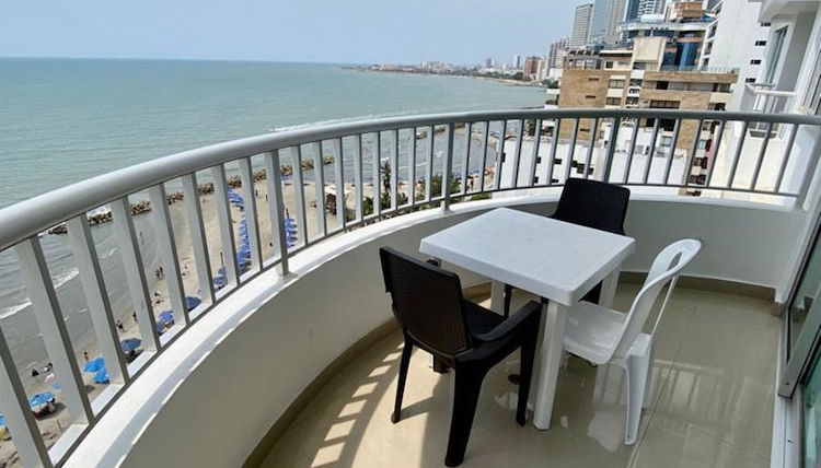 Photo 1 - 2 Bedroom Beachfront Apartment 2p1-al With Pool And Wifi