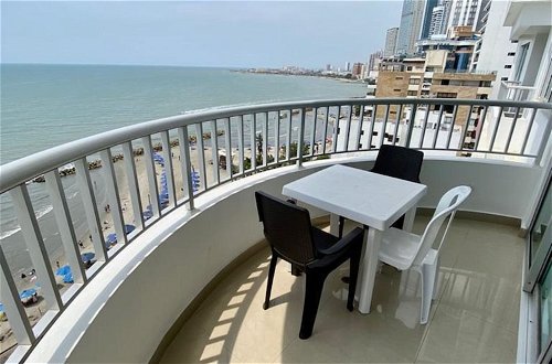 Photo 1 - 2 Bedroom Beachfront Apartment 2p1-al With Pool And Wifi