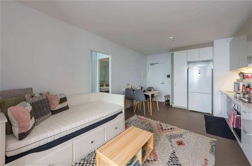 Photo 4 - Homely 1BR Apt Near Southern Cross Station w/ Pool