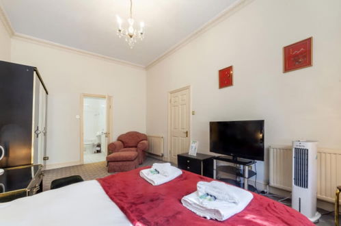 Photo 8 - Large 3-bed Apartment in London Kensington Gardens