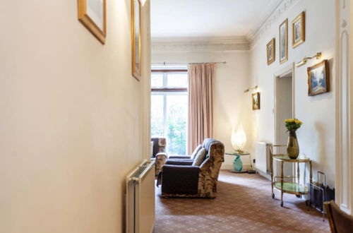 Foto 14 - Large 3-bed Apartment in London Kensington Gardens