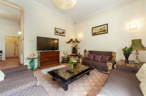 Photo 16 - Large 3-bed Apartment in London Kensington Gardens