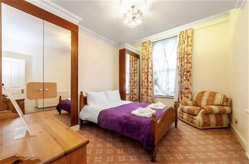 Photo 3 - Large 3-bed Apartment in London Kensington Gardens
