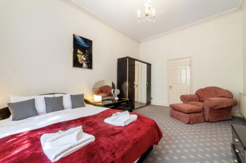 Photo 9 - Large 3-bed Apartment in London Kensington Gardens