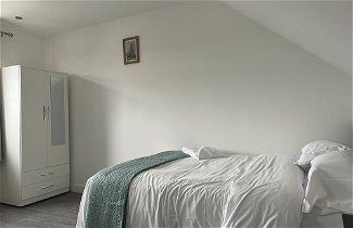 Photo 3 - Remarkable 1-bed Studio Apartment in Redbridge