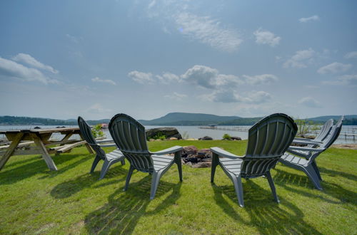 Foto 9 - Lakefront Adirondack Getaway w/ Beach + Kayaks