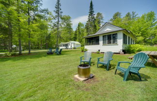 Foto 1 - Lakefront Adirondack Getaway w/ Beach + Kayaks