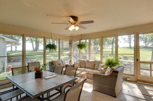 Foto 7 - Charming Villisca Getaway w/ Screened Porch