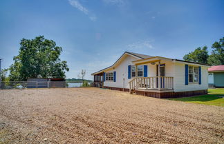 Foto 2 - Lakefront Jonesville Cabin w/ Dock + Fire Pit