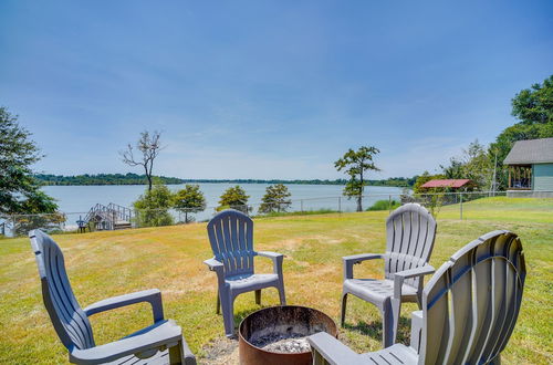 Foto 7 - Lakefront Jonesville Cabin w/ Dock + Fire Pit