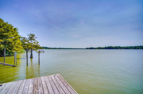 Foto 10 - Lakefront Jonesville Cabin w/ Dock + Fire Pit