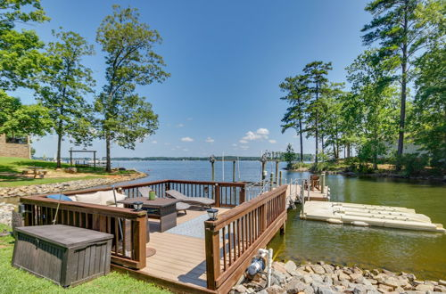 Photo 1 - Lakefront Paradise With Private Deck & Kayaks