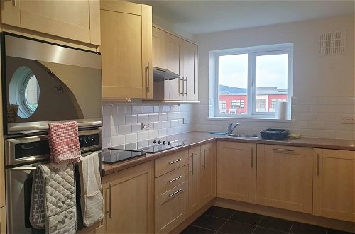 Photo 6 - Beautiful 3-bed Apartment in Swansea