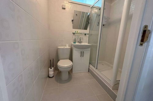 Photo 10 - Beautiful 3-bed Apartment in Swansea