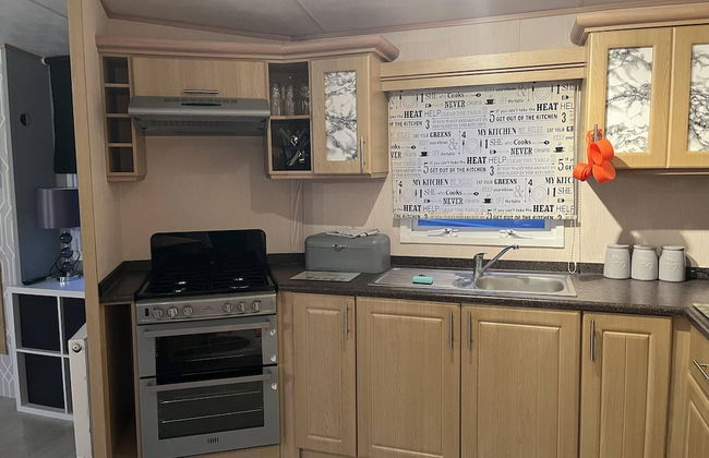 3 Bedroom 6 Berth Pets go Free van With Decking - Photo 4