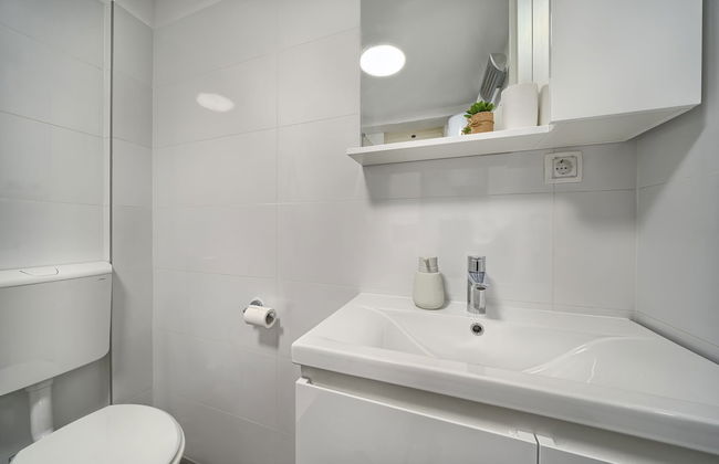 A3 - Luxury apt w big Balcony, 4 min Walk to Beach - Photo 16