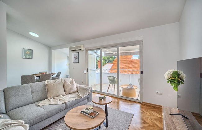 A3 - Luxury apt w big Balcony, 4 min Walk to Beach - Photo 12
