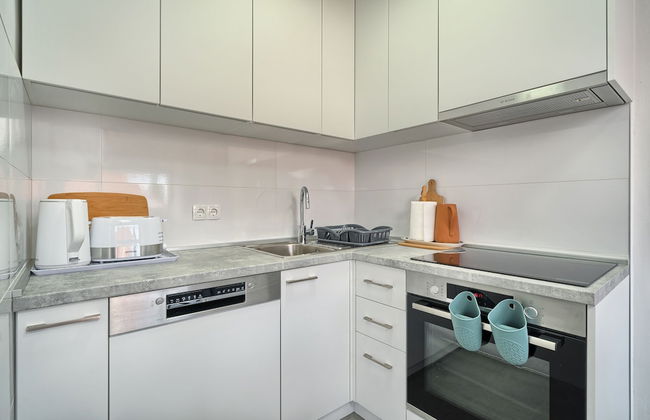 A3 - Luxury apt w big Balcony, 4 min Walk to Beach - Photo 8
