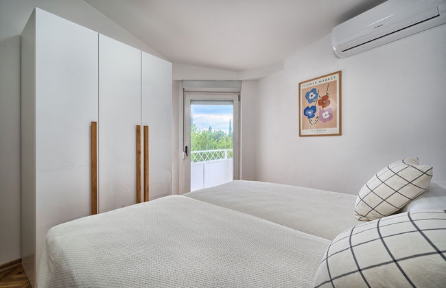 A3 - Luxury apt w big Balcony, 4 min Walk to Beach - Photo 3