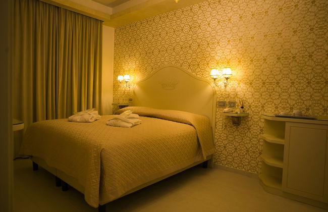 Leucosya Luxury Rooms - Photo 12