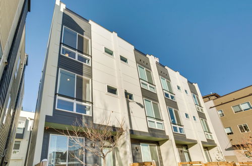 Foto 2 - Modern Townhome w/ Rooftop Hot Tub + Mtn View