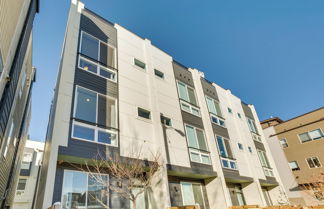 Foto 2 - Modern Townhome w/ Rooftop Hot Tub + Mtn View