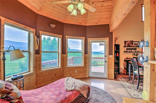 Foto 13 - Luxe Alpine Cabin w/ Wraparound Deck & Mtn Views