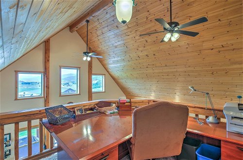 Foto 7 - Luxe Alpine Cabin w/ Wraparound Deck & Mtn Views