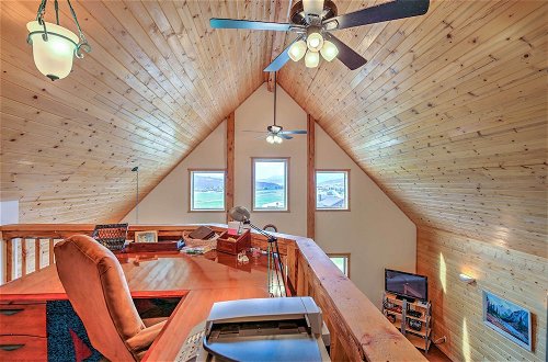 Foto 15 - Luxe Alpine Cabin w/ Wraparound Deck & Mtn Views