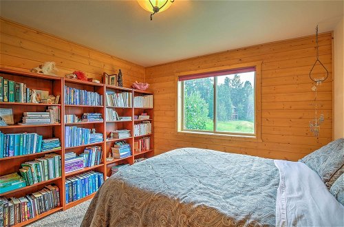 Foto 22 - Luxe Alpine Cabin w/ Wraparound Deck & Mtn Views
