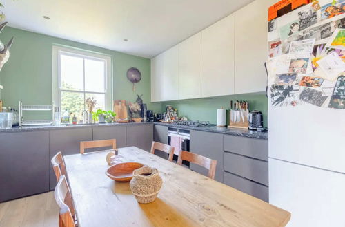 Photo 12 - Quirky & Serene 2BD Flat in Dalston