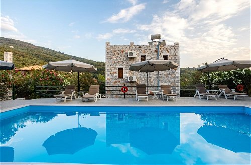 Photo 13 - Mani Stone Luxury Villa - Escape to the Poolside