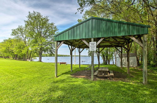 Foto 3 - Waterfront Lake Koshkonong Home w/ Pier & Fire Pit